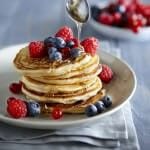 amerikanske pandekager med hindbær og blåbær