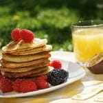 amerikanske pandekager med frugt og juice amerikanske pandekager med frugt og juice