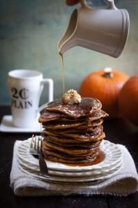 Stak amerikanske chokoladepandekager med sirup