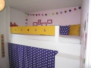 Hjemmebygget køjeseng med trappereol