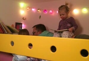 Sofus og Månemaskinen læses i køjesengen