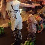 Smilla og Sienna leger i Bobles hyggeområdet Smilla og Sienna leger i Bobles hyggeområdet