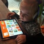 Sienna sidder og tester Kiidio app'en Sienna sidder og tester Kiidio app'en