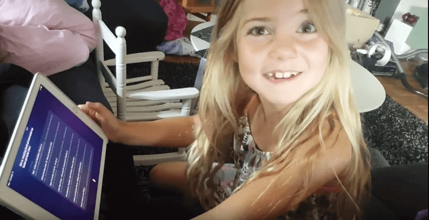 Smilla taler med Siri på iPad'en