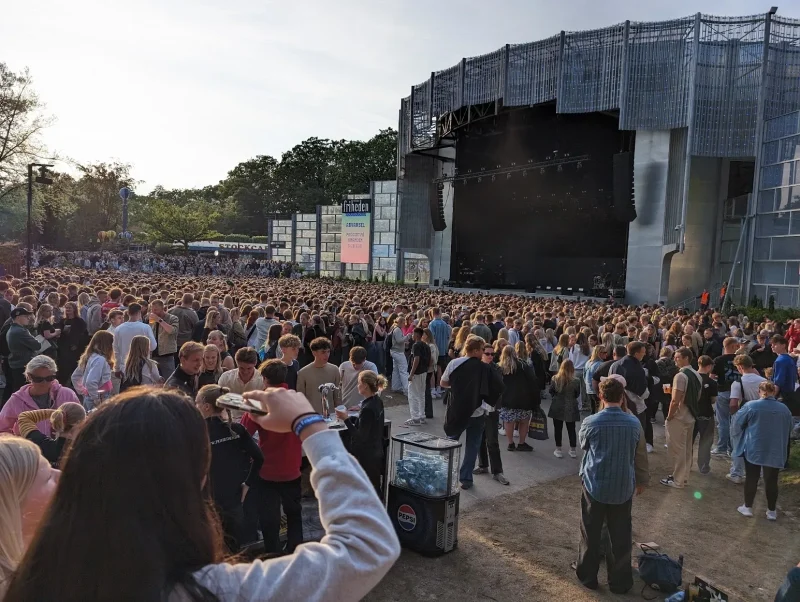 Publikum foran Scenen i Tivoli Friheden en time før koncerten Publikum foran Scenen i Tivoli Friheden en time før koncerten