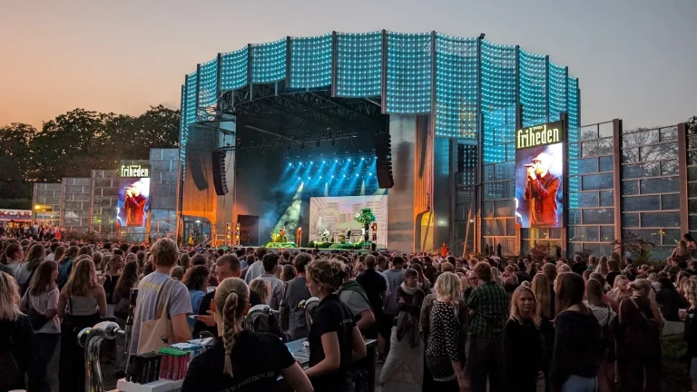 Scenen i Tivoli Friheden lyser op til Fed Fredag, mens publikum venter på koncerten