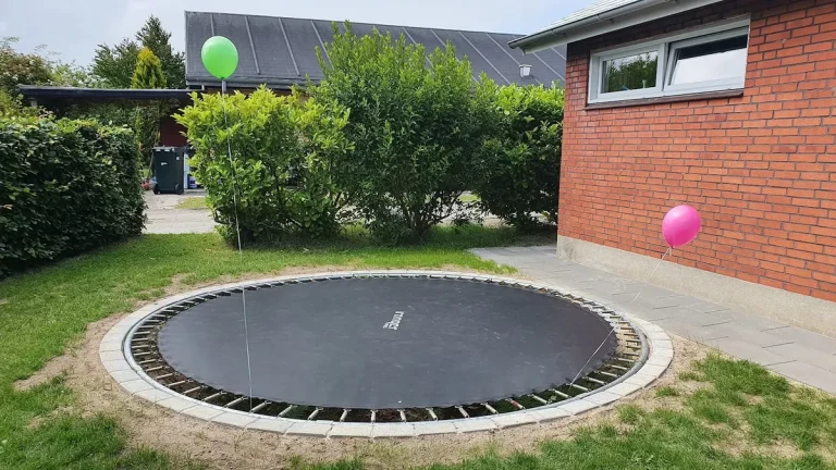 Ledetråd til skattejagten: to balloner bundet til trampolinen i haven
